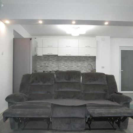 Apartament Sarra トゥルゴヴィシュテ エクステリア 写真