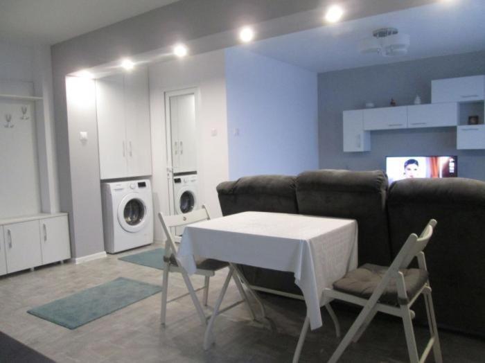 Apartament Sarra トゥルゴヴィシュテ エクステリア 写真